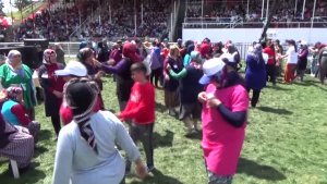 Kadınlardan Domates Kasası Taşıma Yarışması