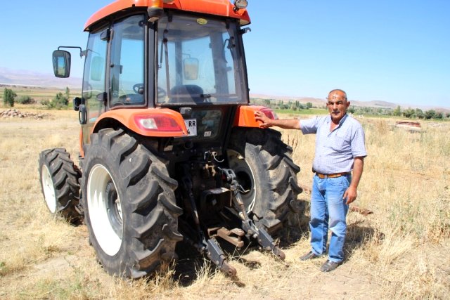 Sıfır kilometre aldığı traktör hayatını kabusa çevirdi