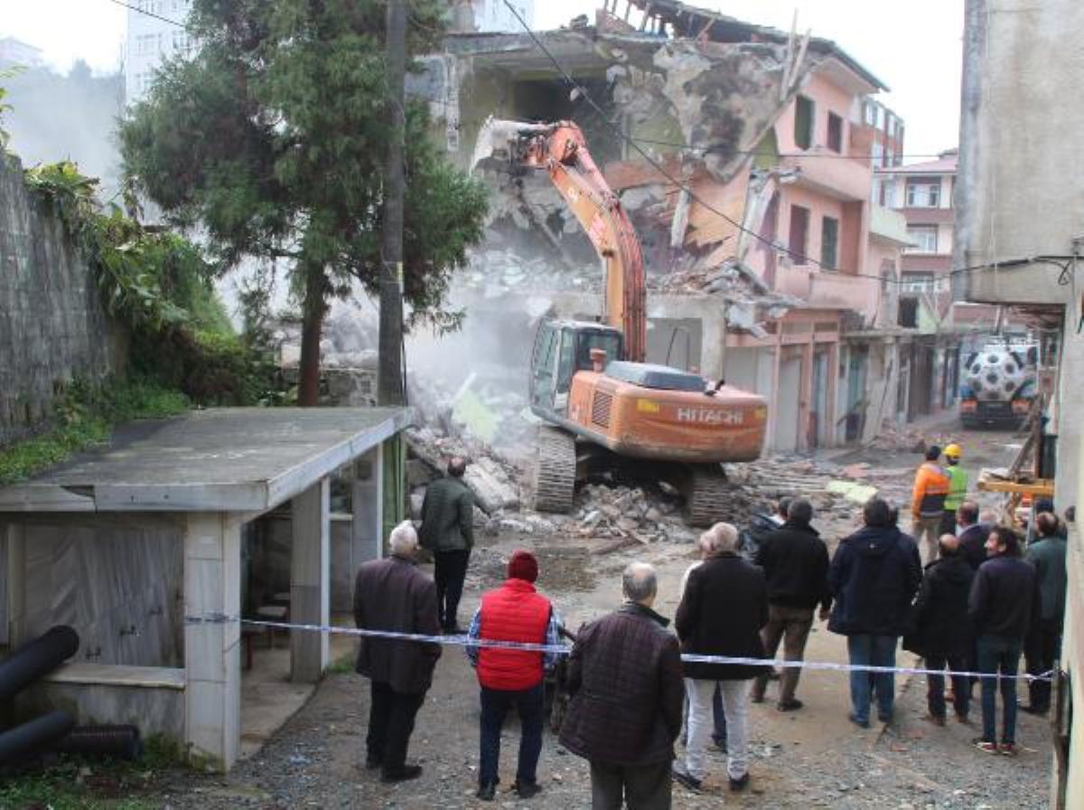 Rize’de dere yatağında selin vurduğu binalar yıkılıyor