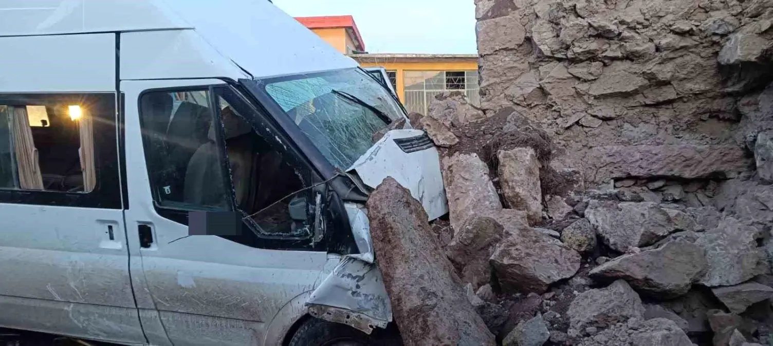 Aksaray'da işçi servisi bahçe duvarına çarptı: 2'si ağır 14 yaralı