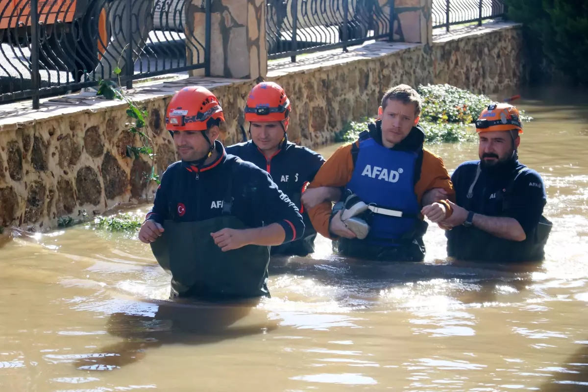 Antalya'da kuvvetli yağış 7 ilçede hasara neden oldu, mahsur kalan hayvanlar kurtarıldı