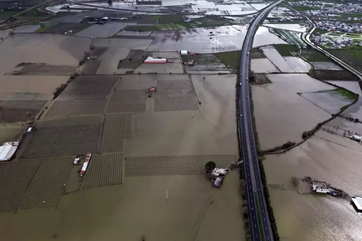 Gediz Nehri taştı; su altında kalan ova dronla görüntülendi