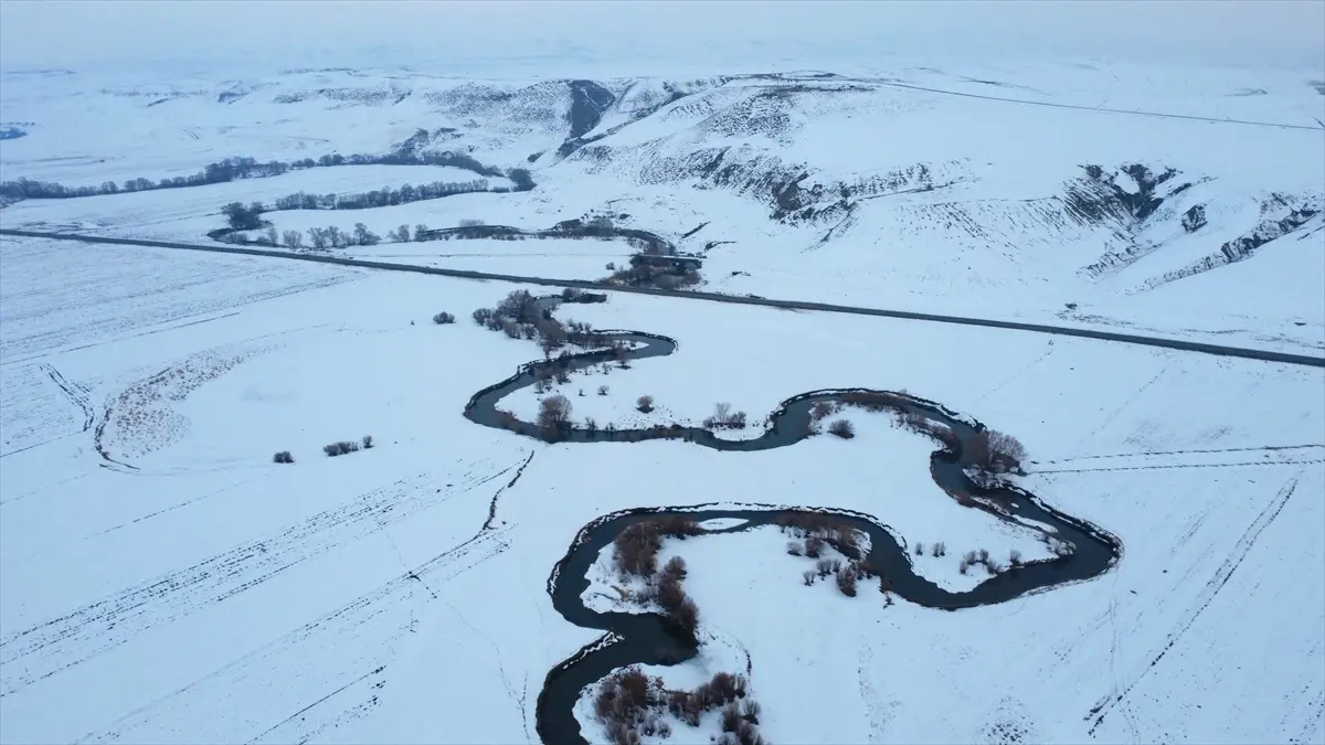 Kars'ta karla kaplanan menderesler dronla görüntülendi