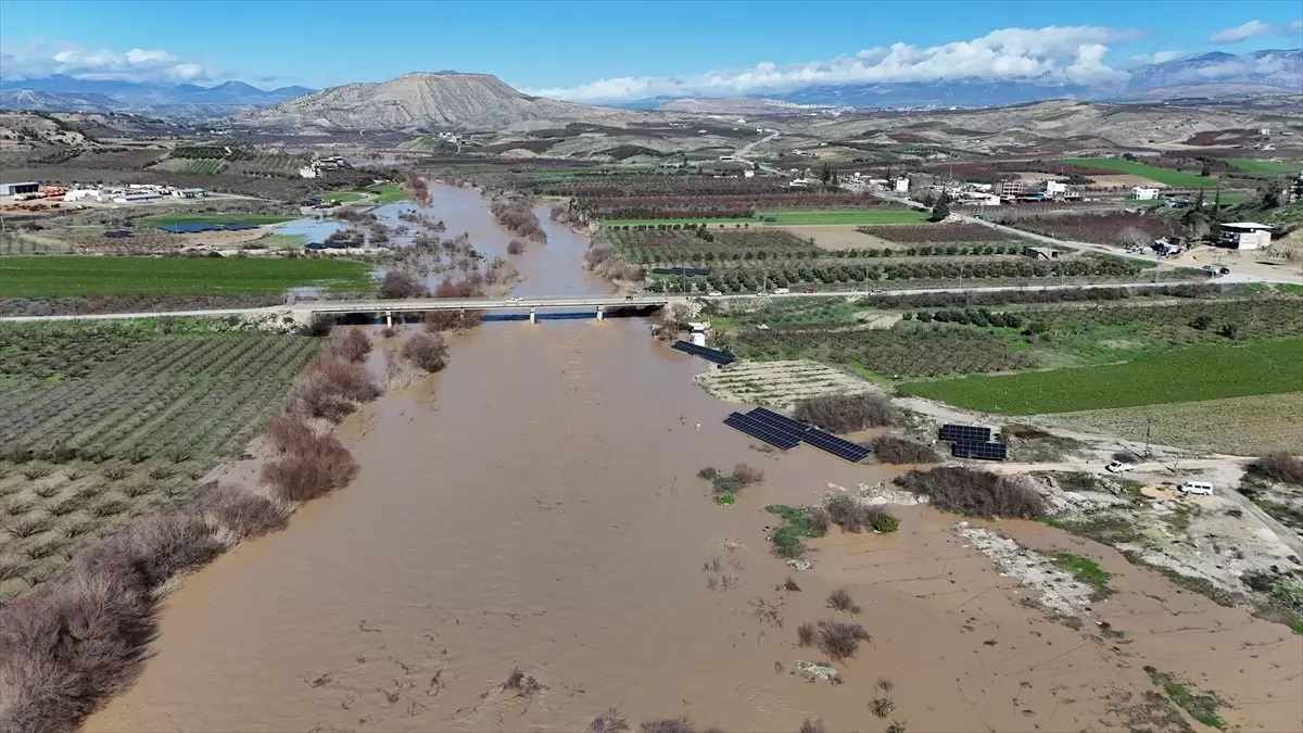 Mersin'deki Göksu Irmağı'nın artan debisi tarım alanlarına zarar verdi