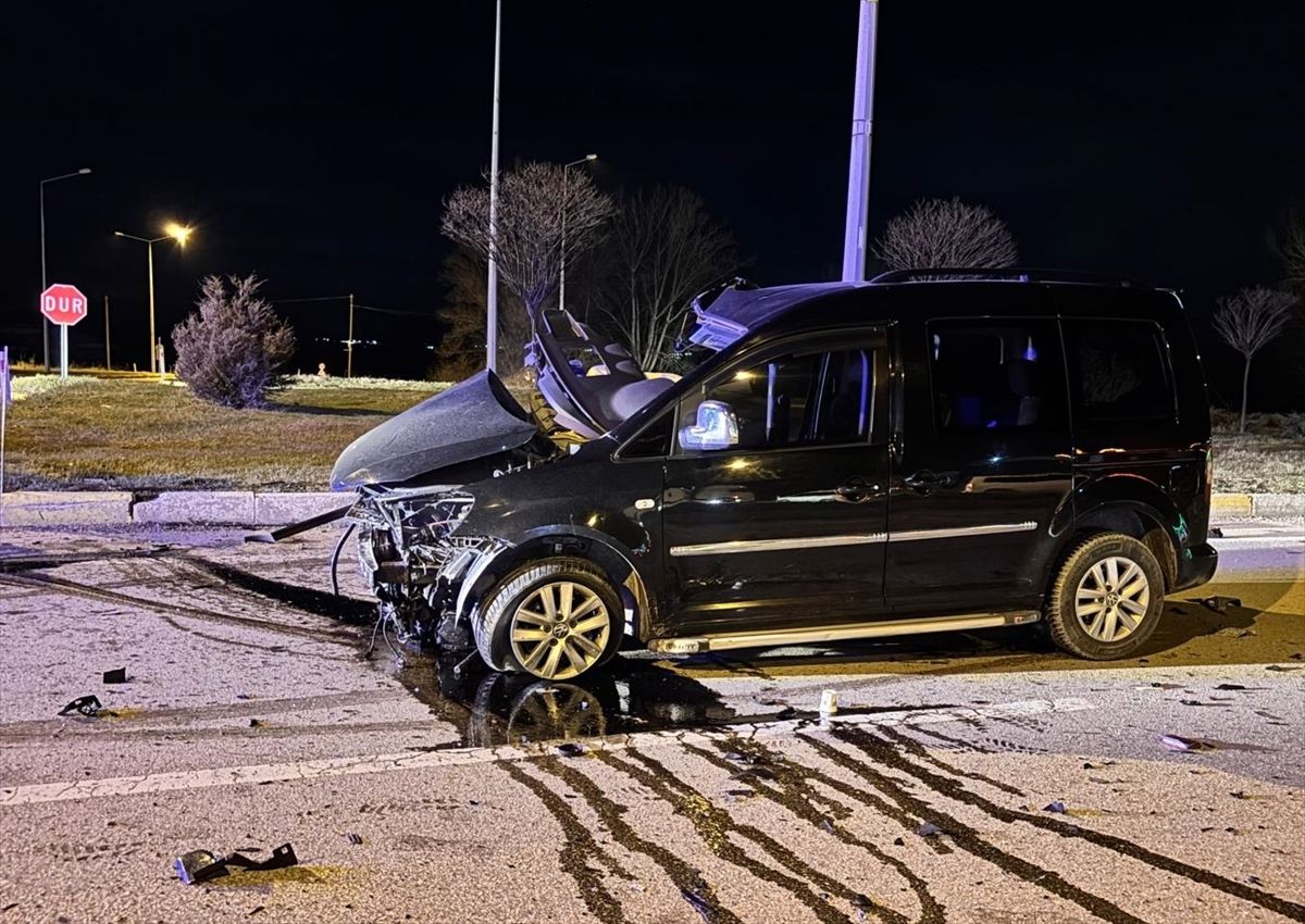 Afyonkarahisar'da tır ile hafif ticari aracın çarpışması sonucu bir kişi öldü, bir kişi yaralandı