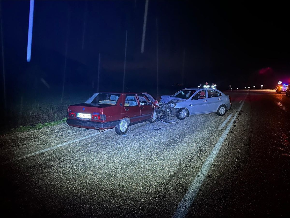 Bilecik'te iki otomobilin çarpıştığı kazada 3 kişi yaralandı