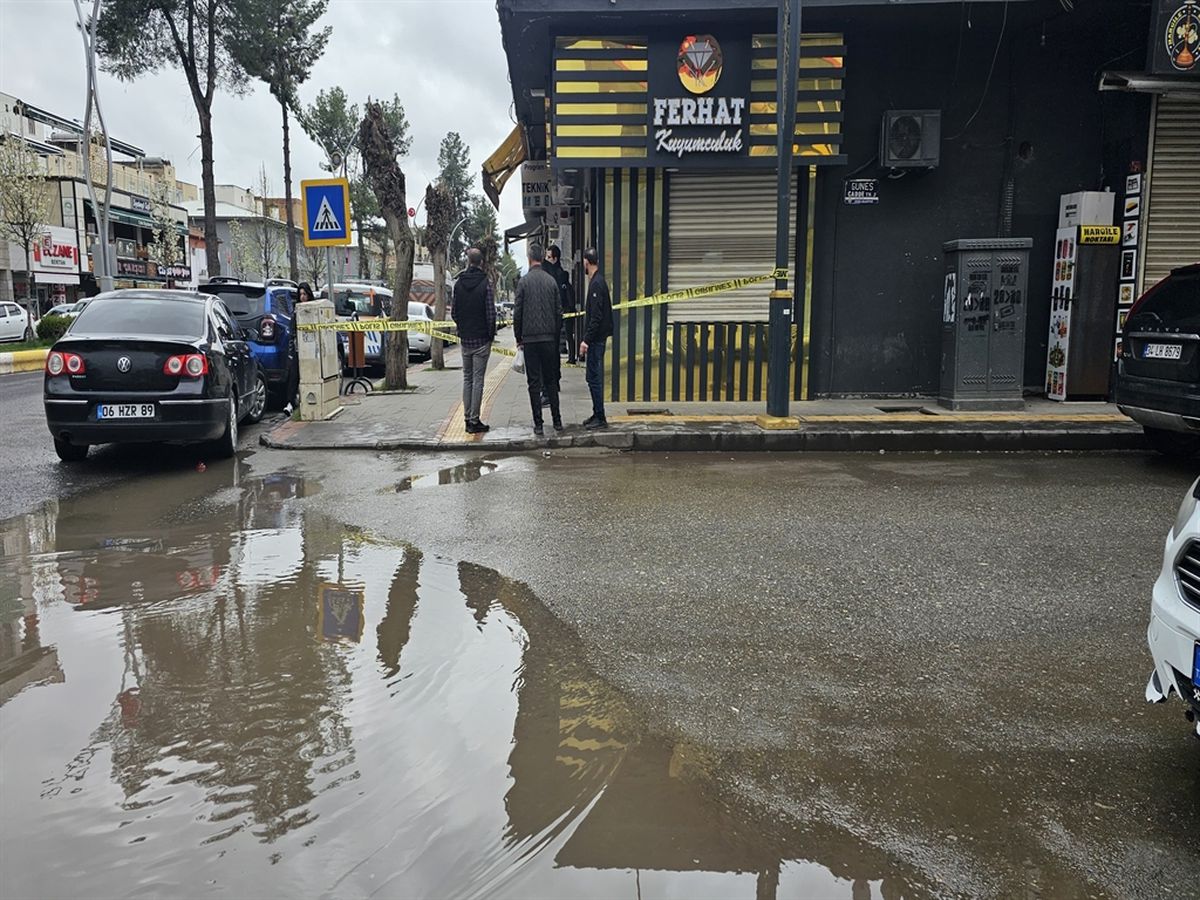 Çarşaf giyip soygun için girdikleri kuyumcuda iş yeri sahibini yaralayan şüpheliler yakalandı