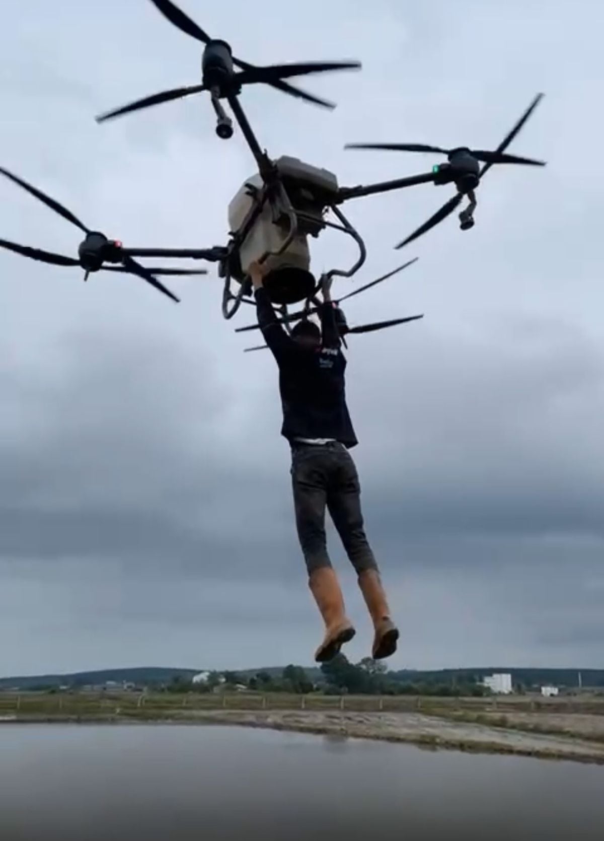 Çiftçi, drona tutunarak tarlanın diğer tarafına geçti