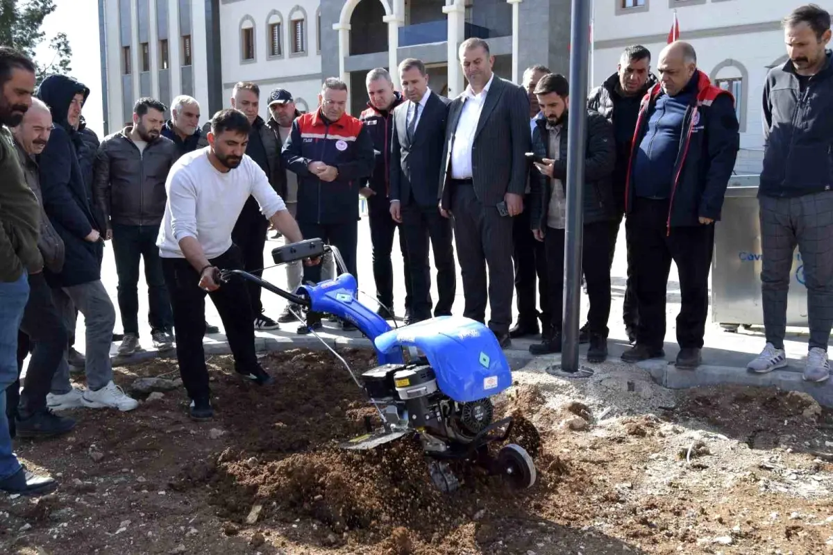 Dicle'de modern bağcılığa yönelik çiftçilere tarım aletleri dağıtıldı