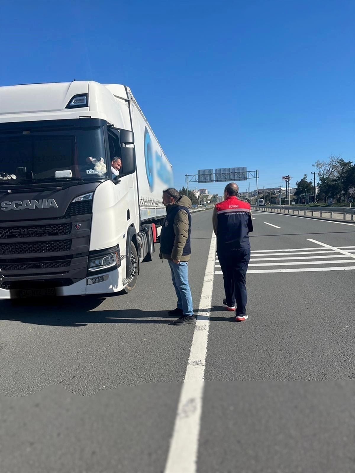 Edirne'de gıda malzemesi ve hayvan taşıyan araçlar denetlendi