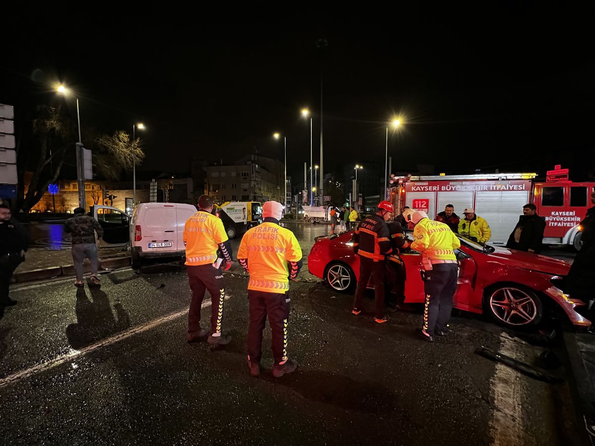 Kayseri'de hafif ticari araç ile otomobil çarpıştı: 2 yaralı