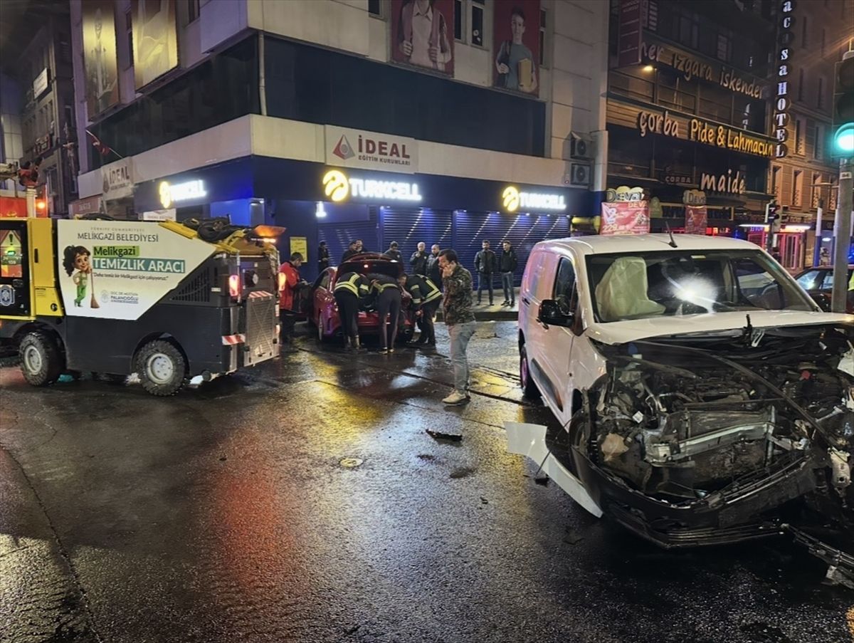 Kayseri'de trafik kazasında 2 kişi yaralandı