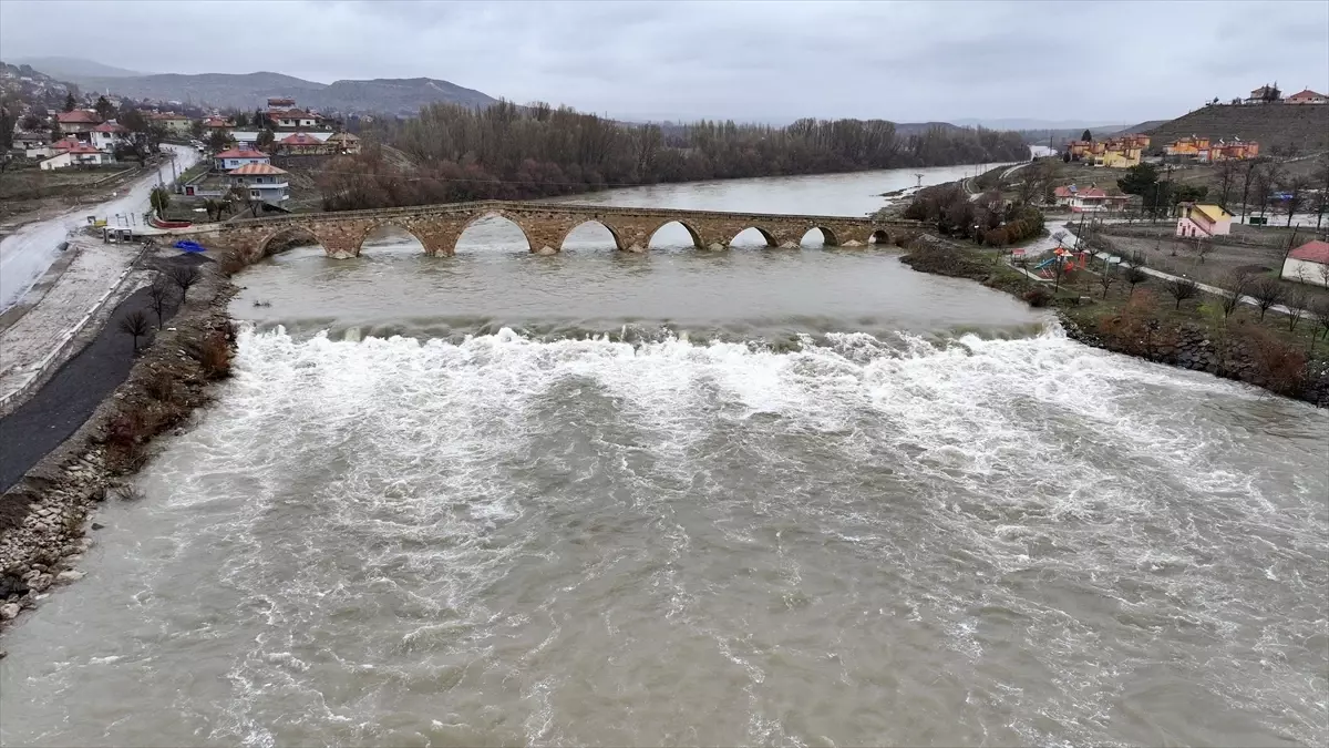 Kızılırmak'ın debisi yükselince tarihi Şahruh Köprüsü'nün 8 kemeri suyla doldu