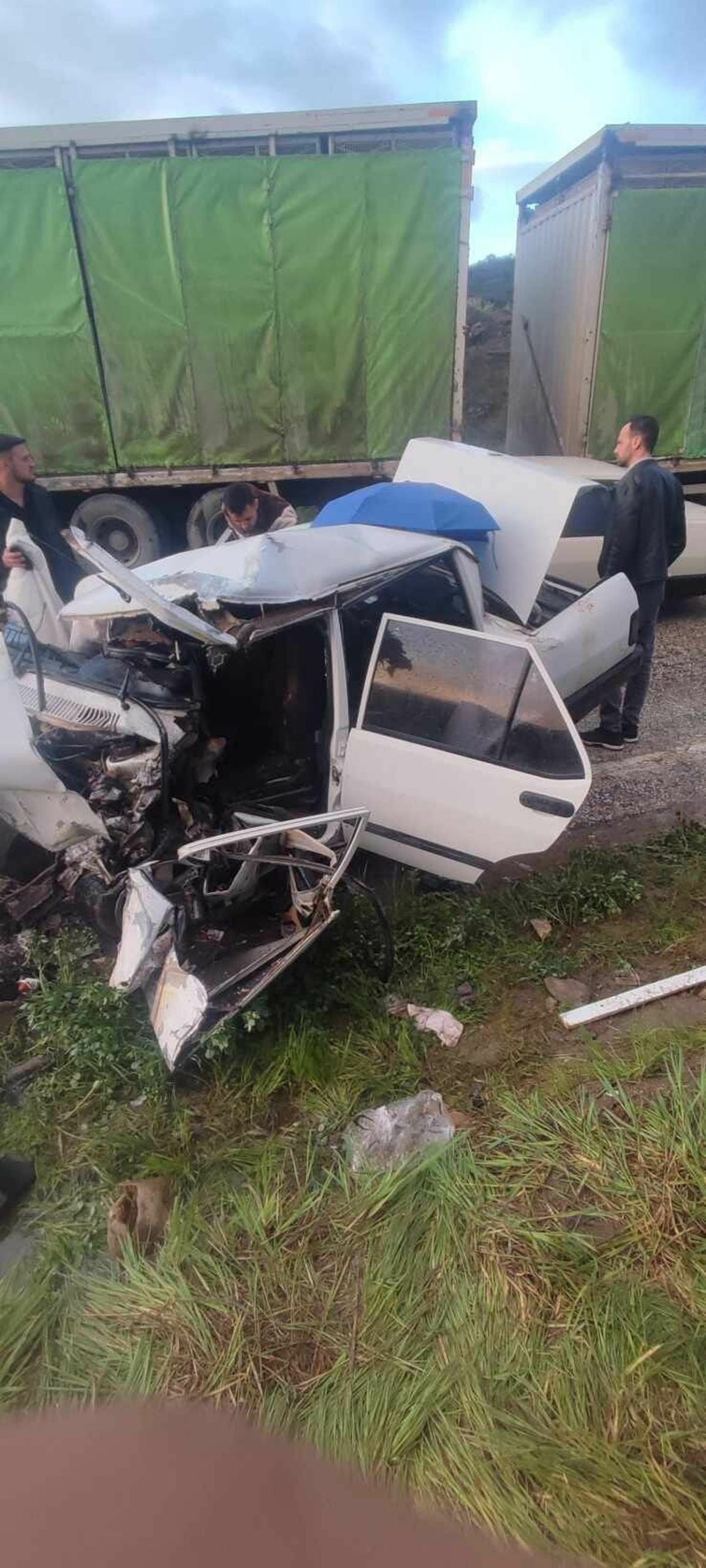 Manisa'da otomobil ile TIR çarpıştı: 3 yaralı