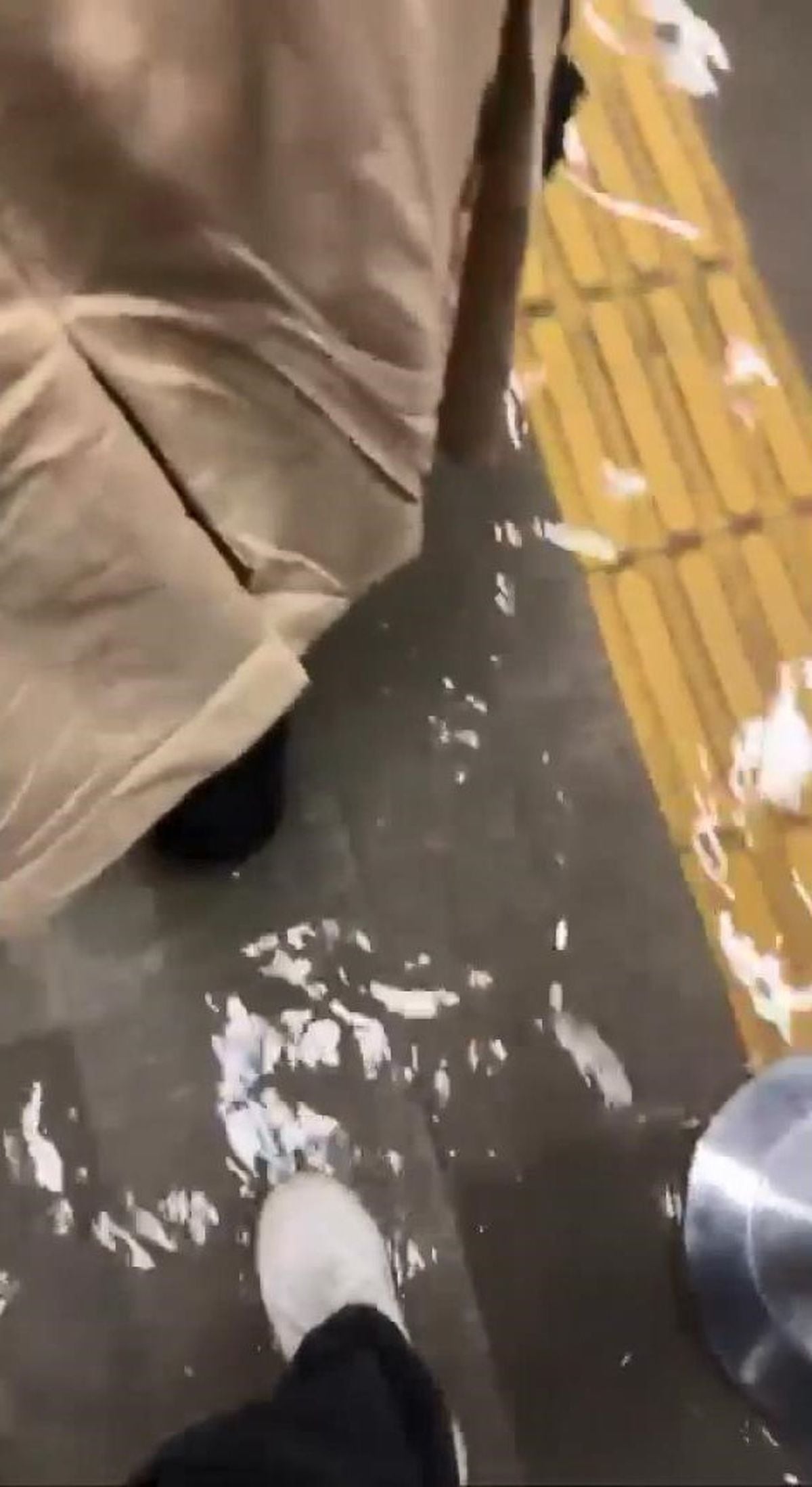 Mecidiyeköy metro alt geçidini su bastı; vatandaşlar yürümekte zorlandı