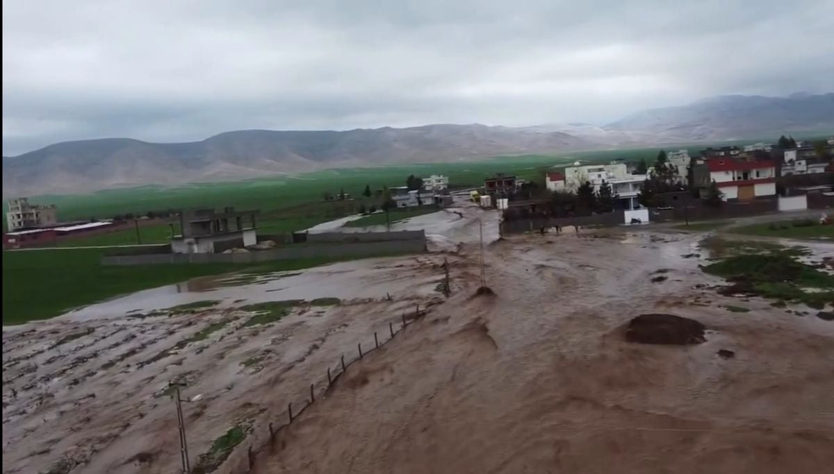 Nusaybin'de sağanak ve dolu: yollar göle döndü, evleri su bastı
