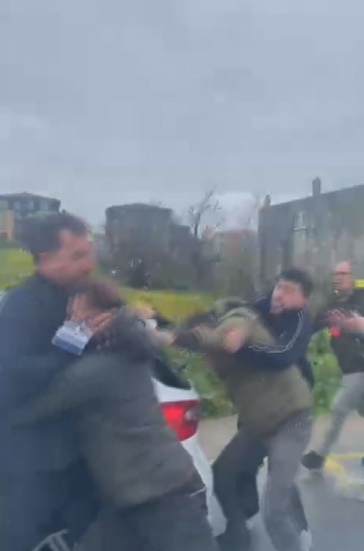 Silivri'de ehliyet sınavını geçemeyen sürücü adayı ve babası, komisyon üyesine saldırdı