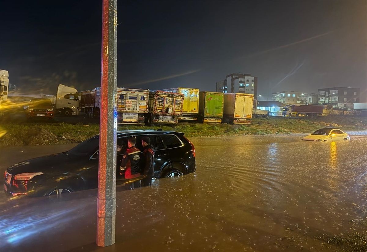 Şırnak'ta sağanak nedeniyle araçlarda mahsur kalan 3 kişi kurtarıldı