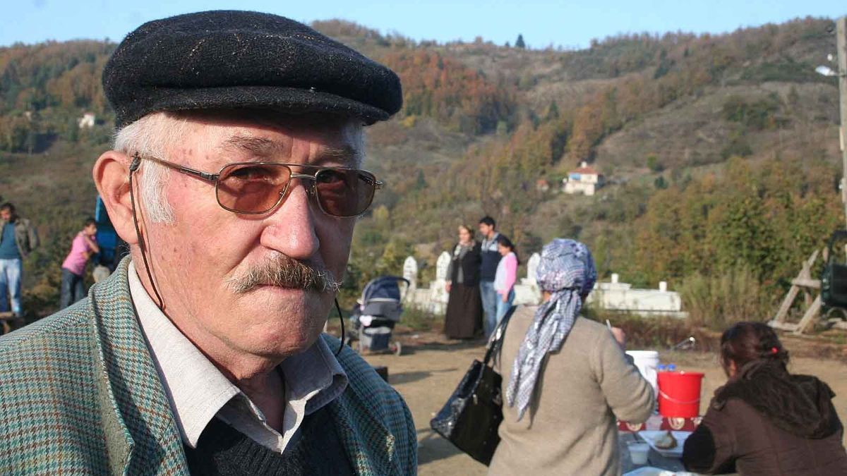 Tarım aracı devrildi: 1 ölü, 1 yaralı