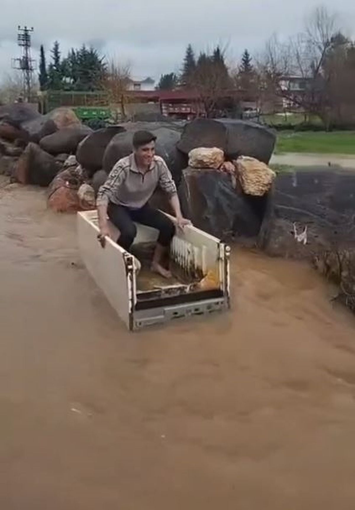 Mardin'de Sağanak Sonrası Yolda Hurda Buzdolabı Kasasıyla İlerleyen Kişi Görüntülendi