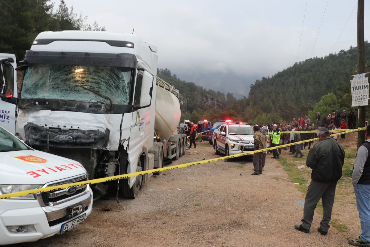 Antalya'da TIR ile minibüs çarpıştı: 7 ölü, 7 yaralı