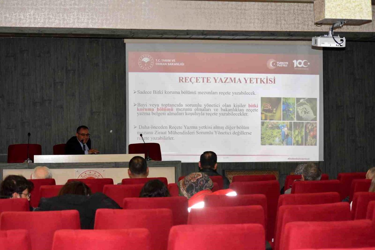 Bayburt'ta B-REÇETE ile bitki koruma ürünlerinin reçeteli satışı anlatıldı