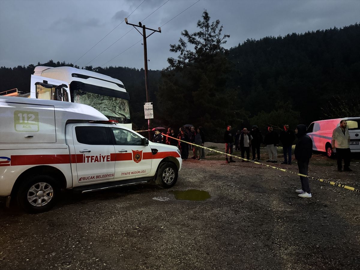 Burdur'da minibüsle tırın çarpışması sonucu 7 kişi öldü, 3 kişi yaralandı