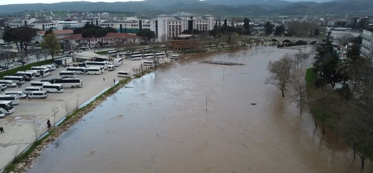 Çanakkale'de Kocabaş Çayı taştı; tarım arazileri sular altında kaldı