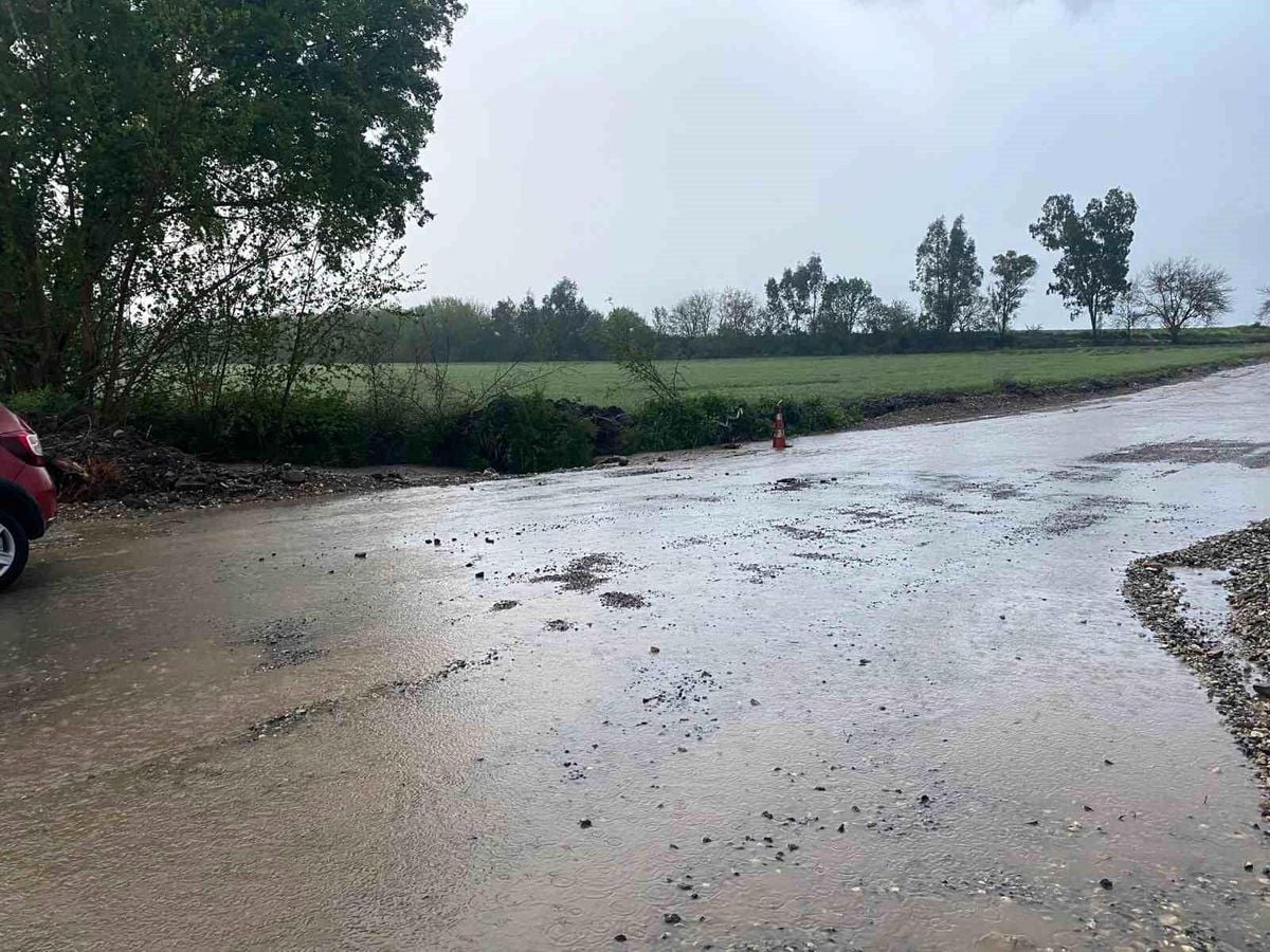 Düziçi'nde şiddetli yağış: Tarım arazileri ve yollar sular altında kaldı