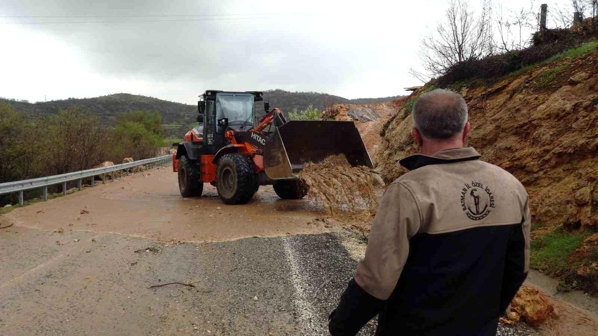 Gercüş'te sağanak yağış sel getirdi