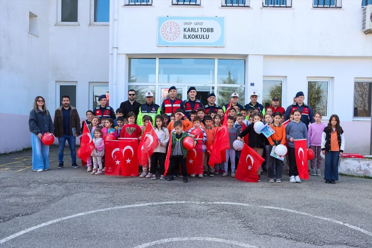 Gerze'de öğrencilere trafik güvenliği eğitimi verildi