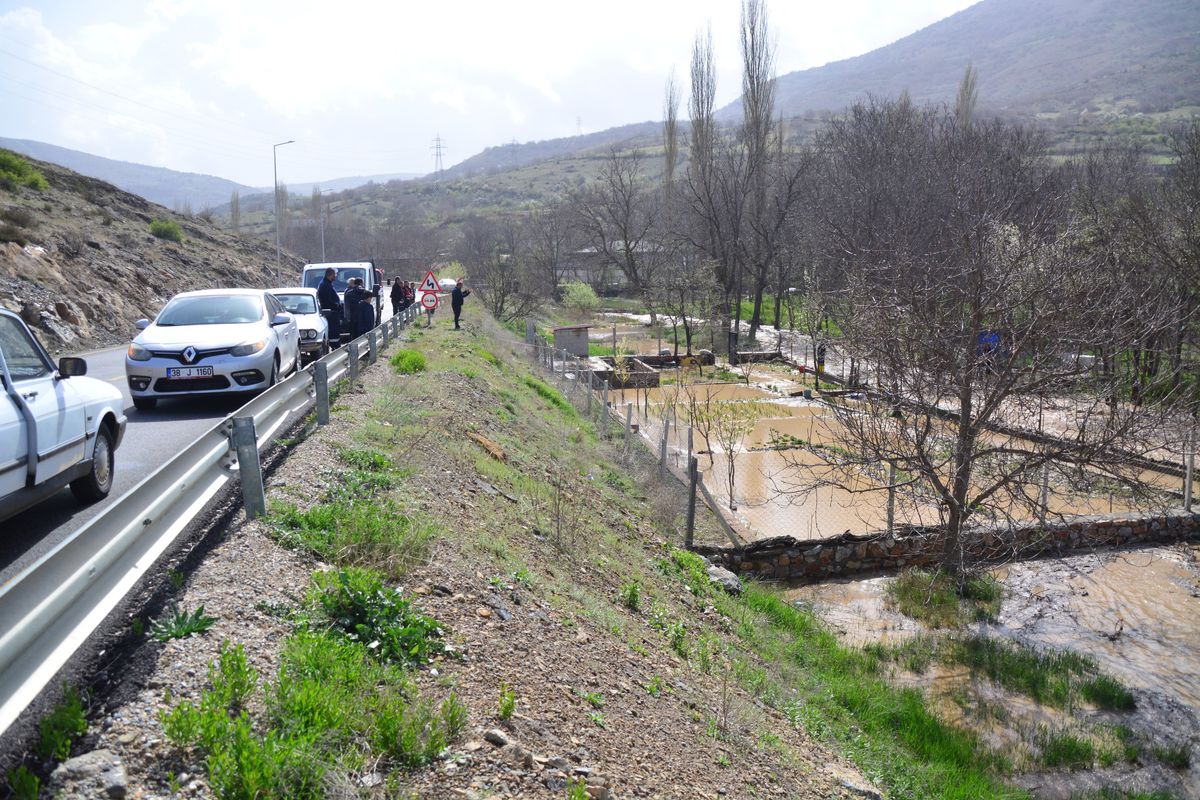 Yahyalı'da Sağanak Sonrası Sel: Tarım Arazi Su Altında Kaldı