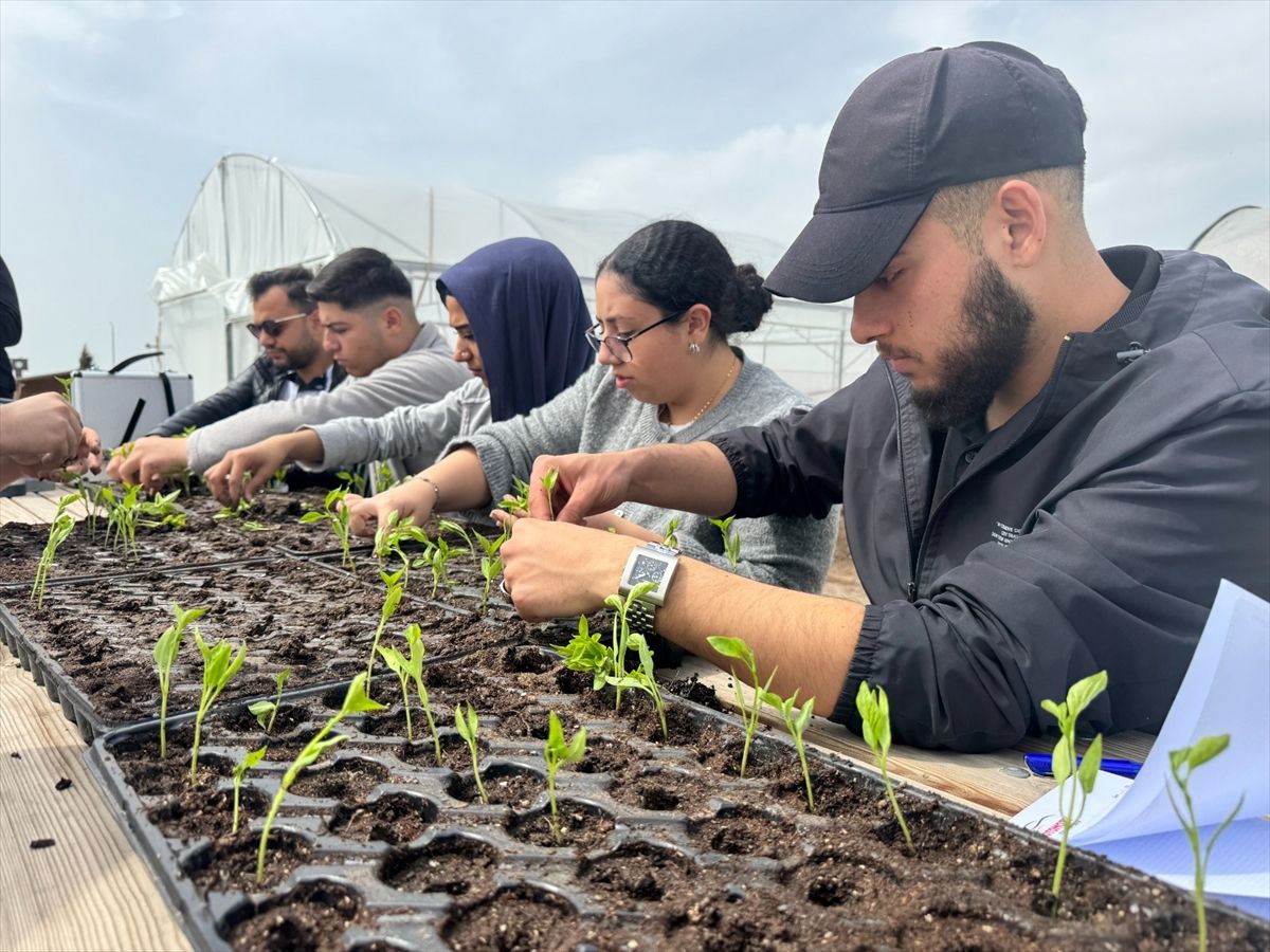KAYÜ öğrencileri, Doğal Ürünler Bahçesi'nde uygulamalı tarım eğitimi aldı