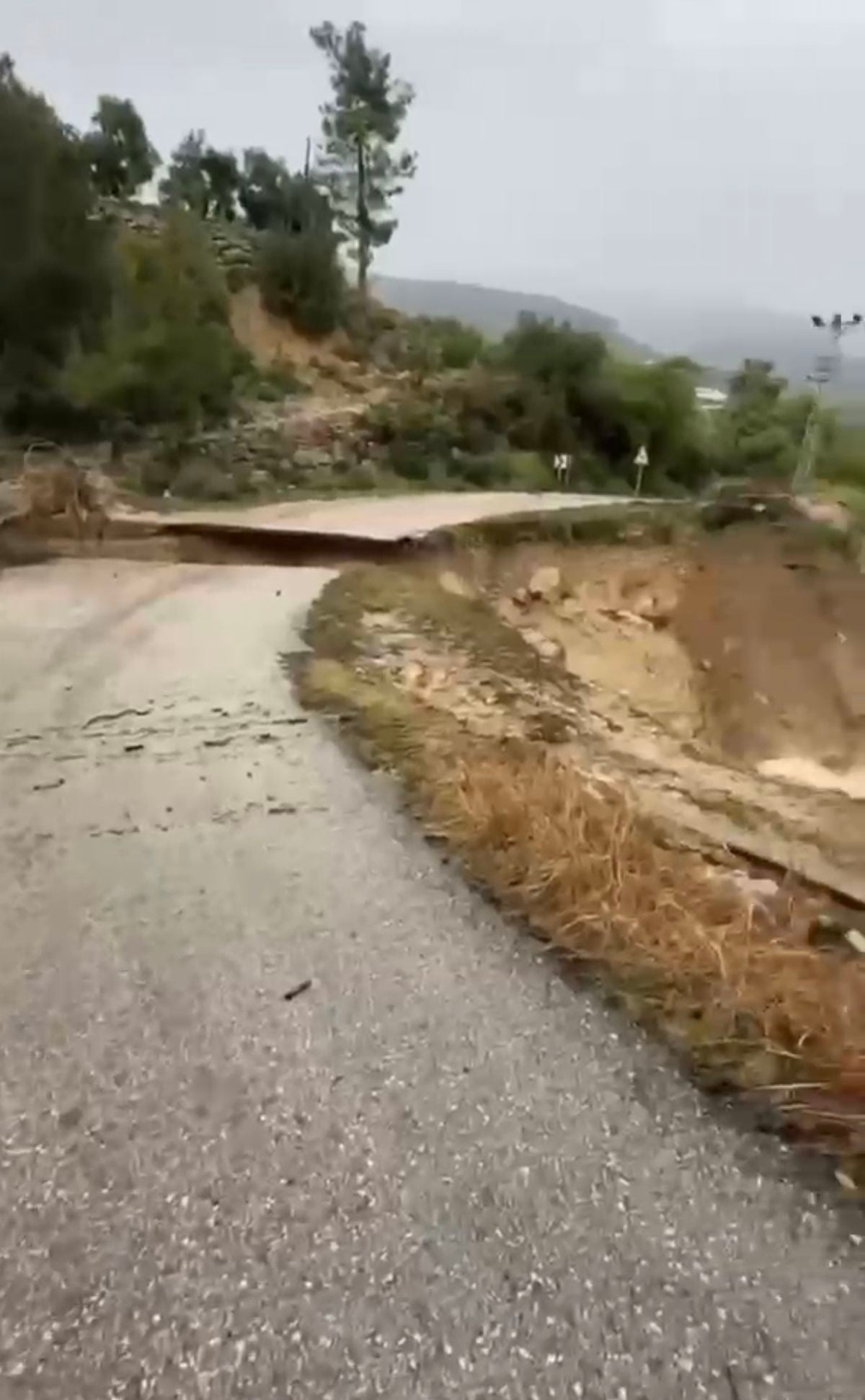 Mersin'de sağanak nedeniyle yol çöktü