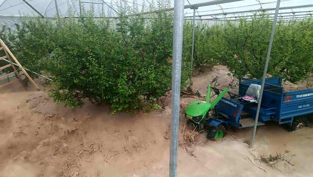 Mersin'de sağanak sele yol açtı: Yol çöktü, seralar zarar gördü