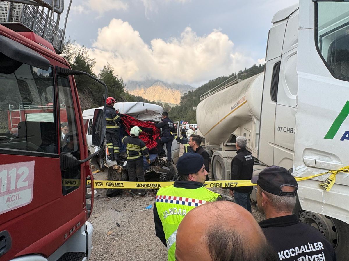 Minibüs ile beton mikserinin çarpıştığı kazada ölen 7 kişinin cenazeleri alındı