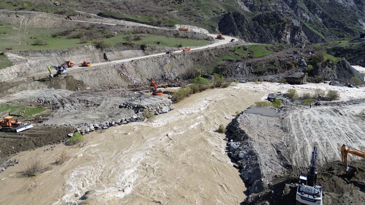 TSK, heyelanın kapattığı Hakkari-Van yolunda panel köprü kuruyor