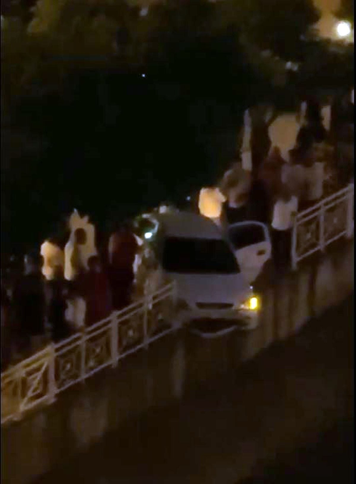 Adana'da otomobil, sulama kanalının korkuluklarında asılı kaldı