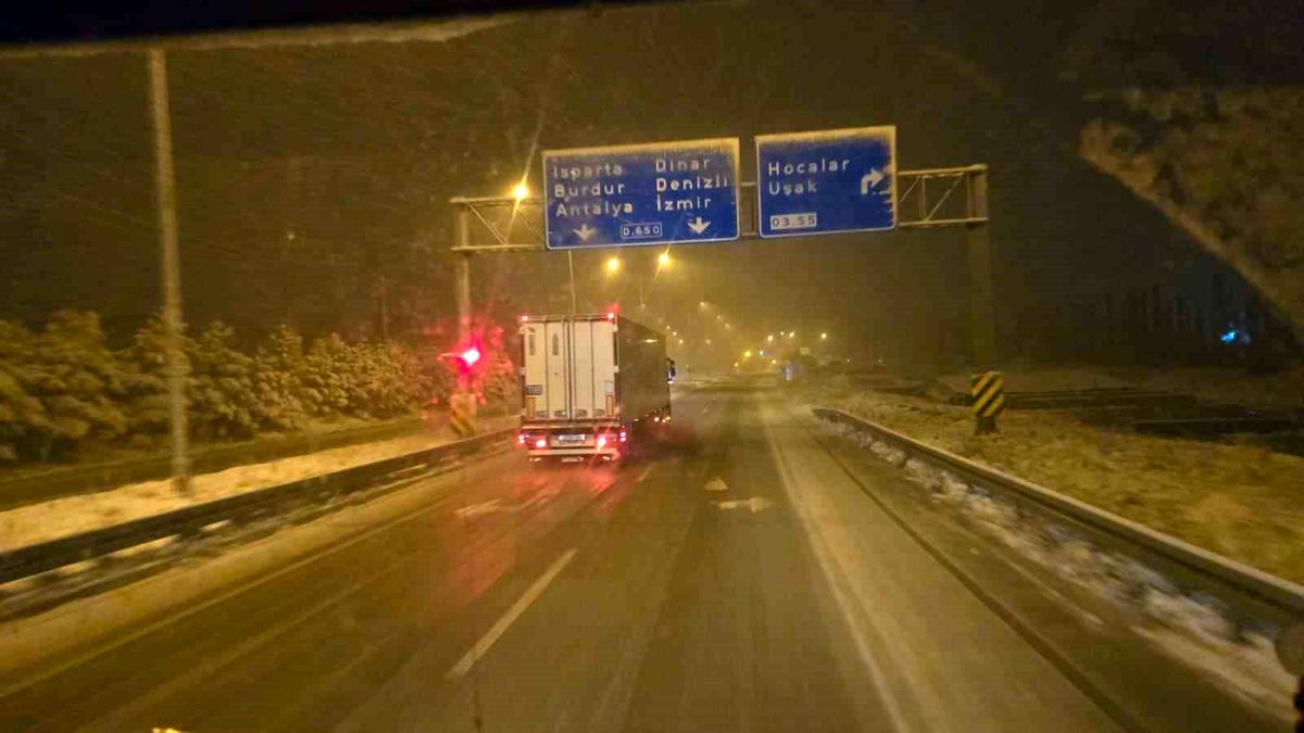 Afyonkarahisar'da karla mücadele sürüyor