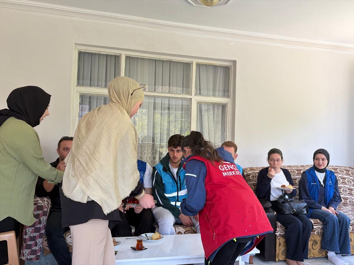 Alaçam Gençlik Merkezi gönüllüleri şehit ailelerinin 'Anneler Günü'nü kutladı