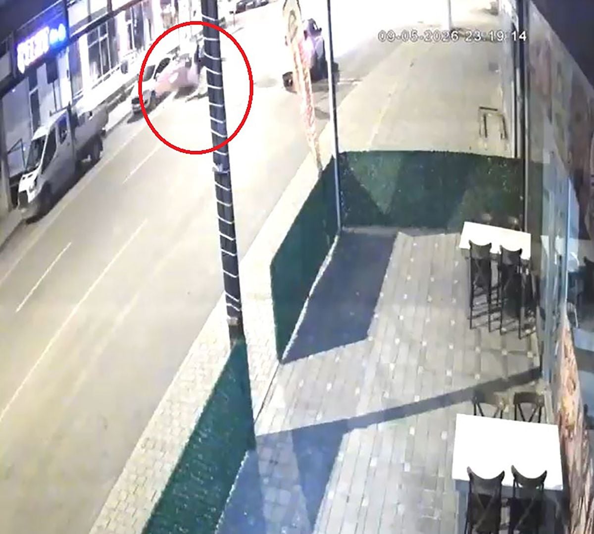 Alkollü sürücünün kullandığı otomobil ile motosiklet çarpıştı; kaza kamerada