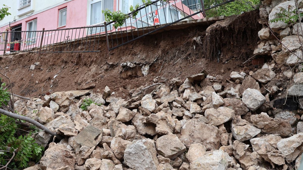 Amasya'da 5 Katlı Apartmanın İstinat Duvarı Çöktü