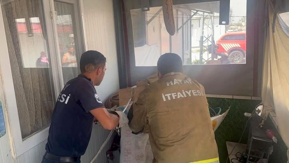 Antakya'da eve giren yılanı itfaiye yakaladı