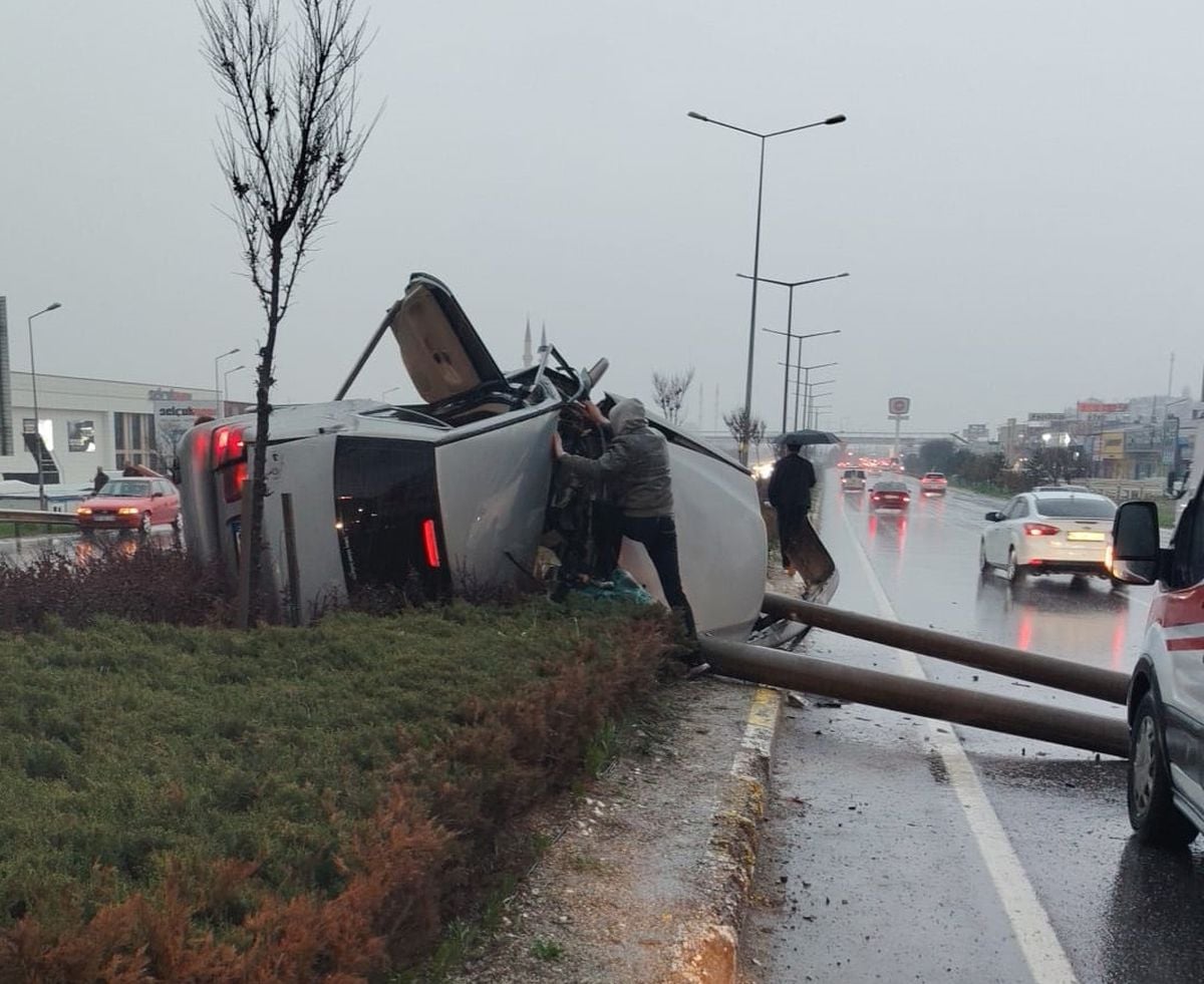 Aydınlatma direğine çarpan otomobilin sürücüsü yaralandı