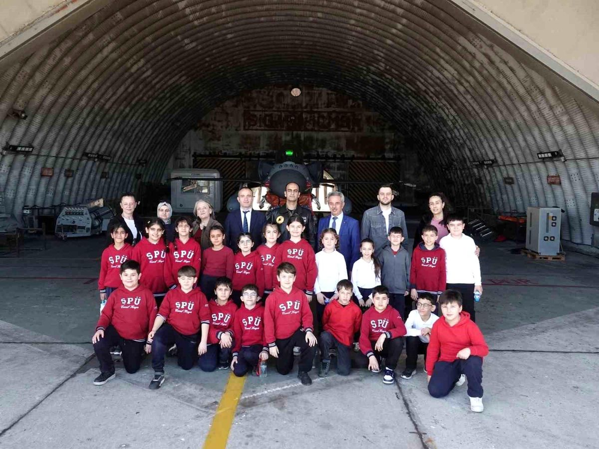 Bandırma'da Ana Jet Üssü kapılarını çocuklara açtı
