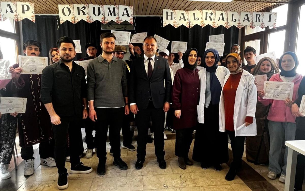 Bayburt Lisesi öğrencileri kitapları sahneye taşıdı