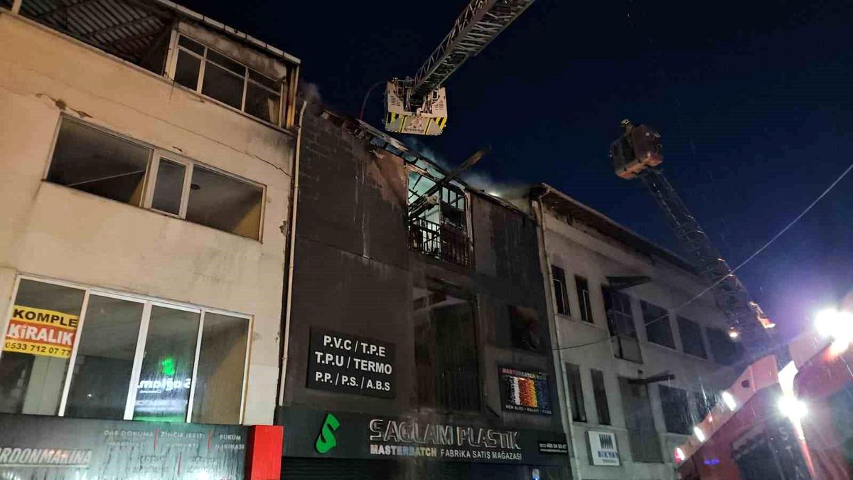 Bayrampaşa'da 5 katlı iş yerinin 3 katı alevlere teslim oldu