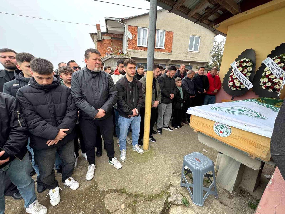 Bıçaklanarak öldürülen genç toprağa verildi