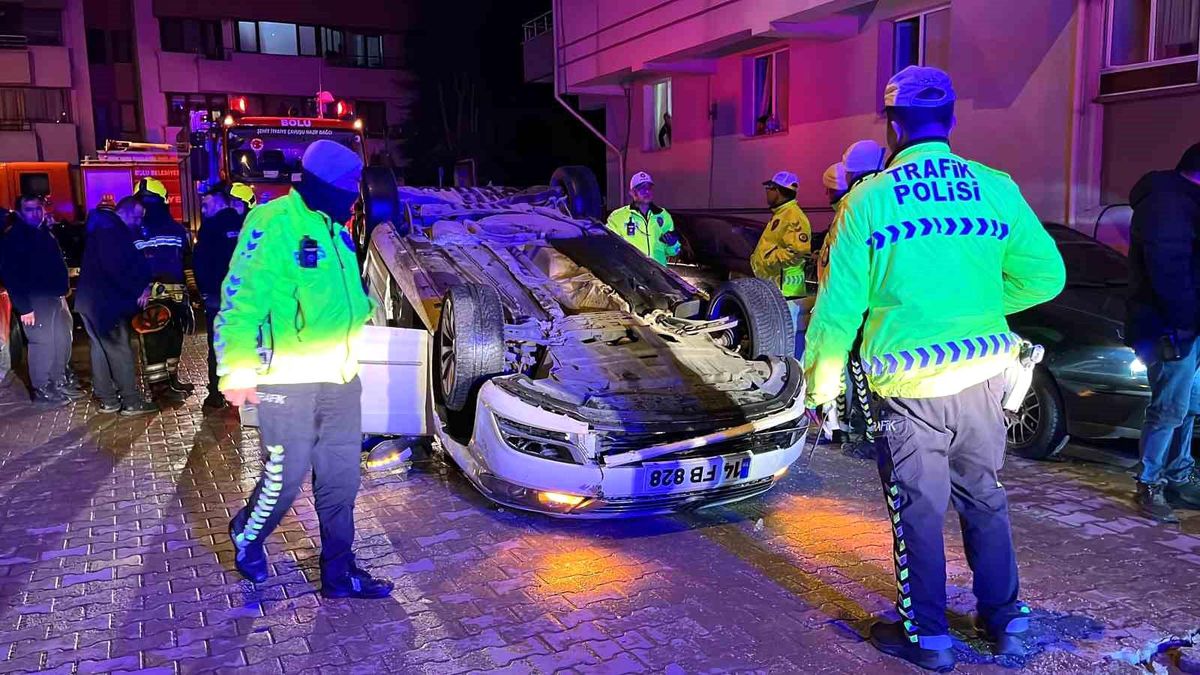 Bolu'da park halindeki araçlara çarpıp takla attı: Sürücü alkolmetreye üfleyemedi