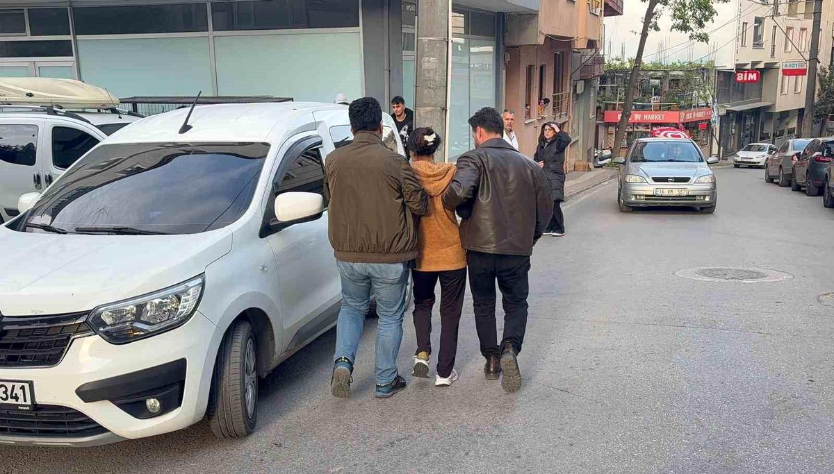 "Bu araç benim" diyerek hırsızlık için girdiği araçtan inmeyen kadın tutuklandı